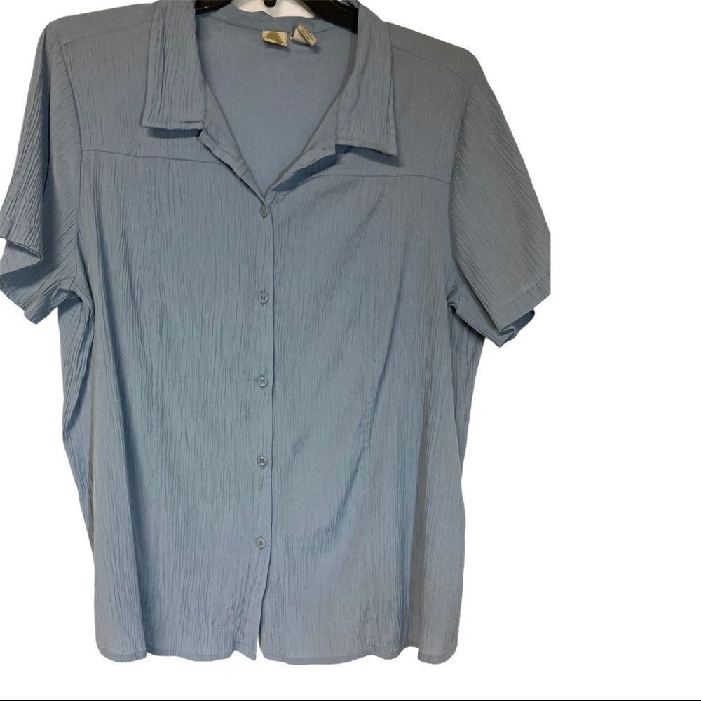 ISLANDER Women’s top, size 2X, button up‎ front Blue crinkle material